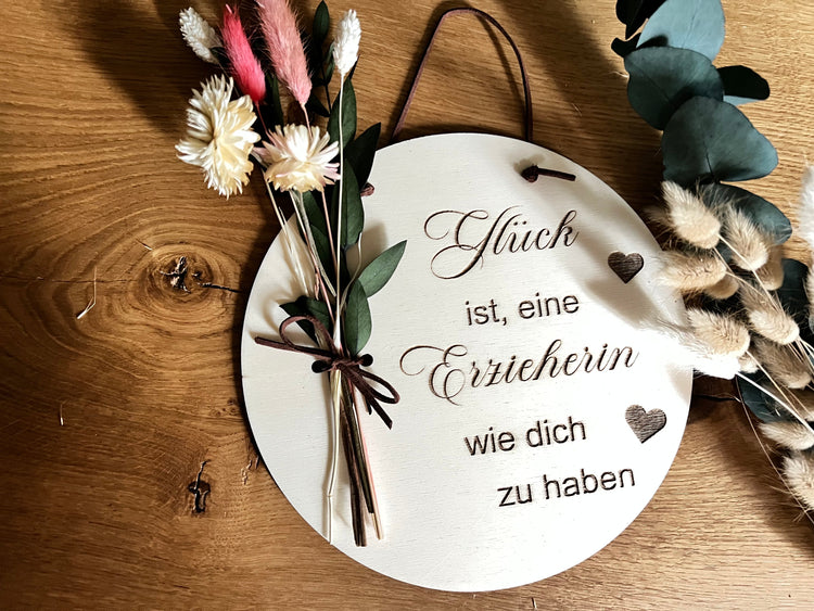 Graviertes Holzschild für den Abschied einer Erzieherin. Mit dem Spruch: Glück ist eine Erzieherin wie dich zu haben.