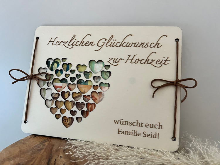 Hochzeitsgeschenk personalisiert. Gravierte Holzkarte in liebevoller Handarbeit.