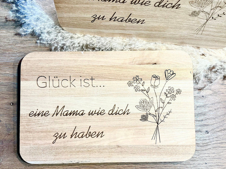 Frühstücksbrettchen personalisiert für Mama. Graviert mit dem Spruch: Glück ist eine Mama wie dich zu haben.