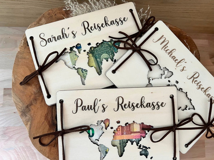 Personalisiertes Gedgeschenk für Reisen. Gravierte Holzkarte mit zum Beispiel: Paul´s Reisekasse.