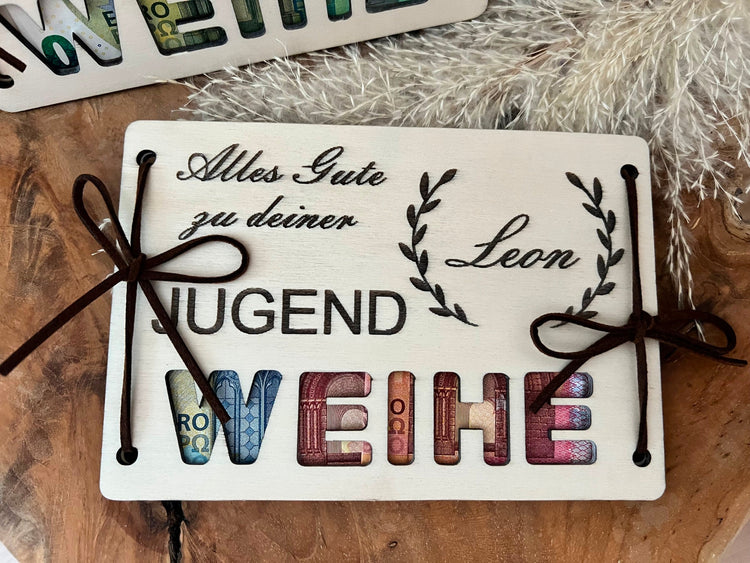 Ein originelles Geschenk zur Jugendweihe: Geldgeschenk aus Holz graviert mit dem Namen.