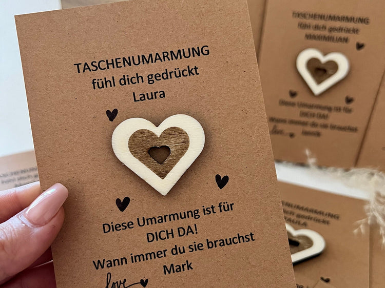 Kleines Pocket Herz aus Holz mit personalieierter Karte. Z.B.: Taschenumarmung fühl dich gedrückt Laura, dieses Umarmung ist für dich da, wann immer du sie brauchst, Love Mark