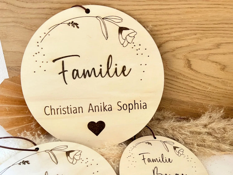 Personalisiertes Familienschild in 3 verschiedenen Größen erhältlich. Hergestellt in liebevoller Handarbeit.