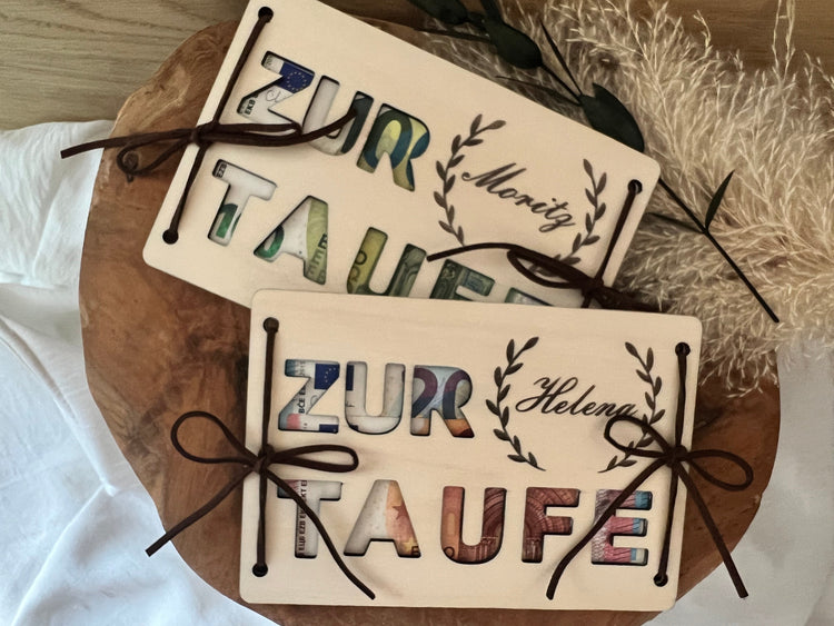 Taufgeschenk aus Holz: Graviertes Geldgechenk zur Taufe mit Namen personalisiert.