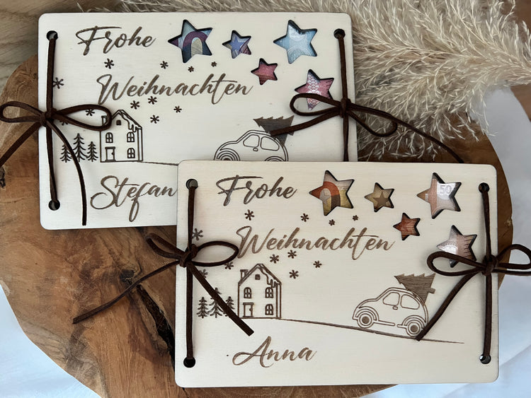 Weihnachtsgeschenke: Geld verpacken mit Stil. Gravierte Holzkarte als Geldgechenk mit Weihnachtsmotiv und Namen personalisiert.