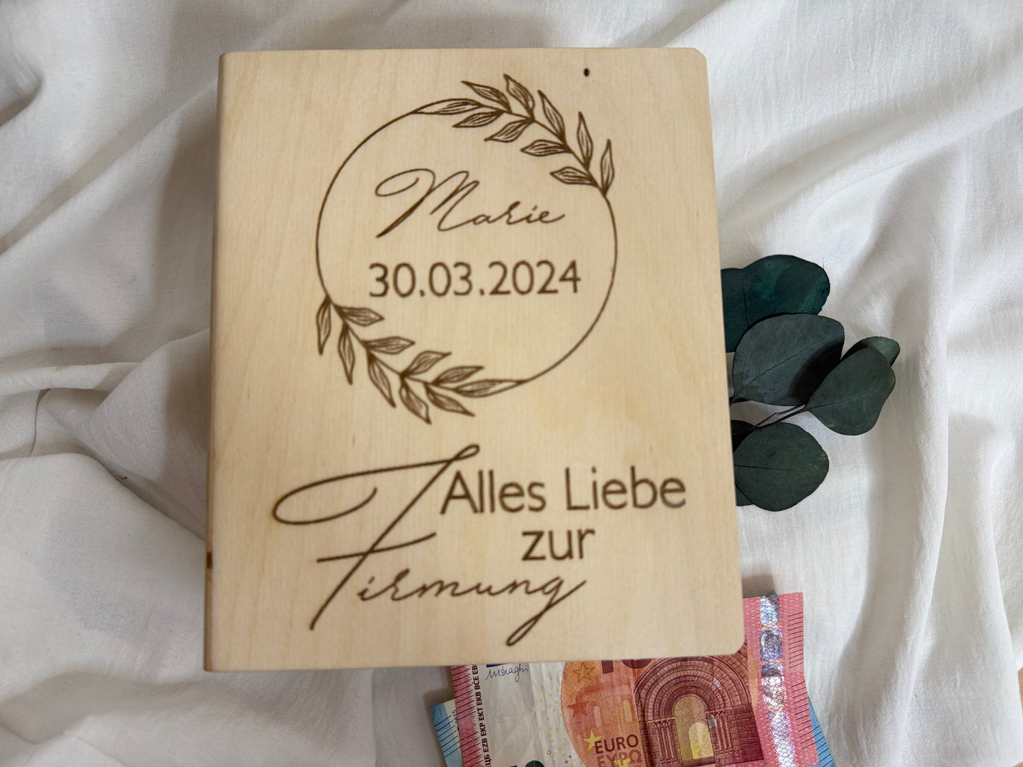 Geschenkidee zur Firmung. Spardose aus Holz in Buchform, personalisiert mit Namen und Datum des Firmlings.