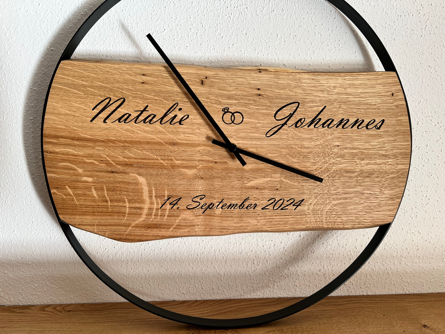 Wanduhr aus Holz graviert