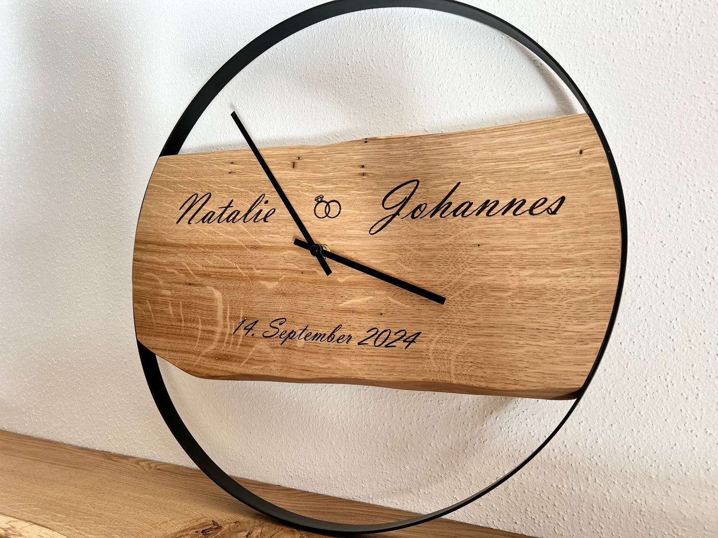 Wanduhr aus Holz graviert