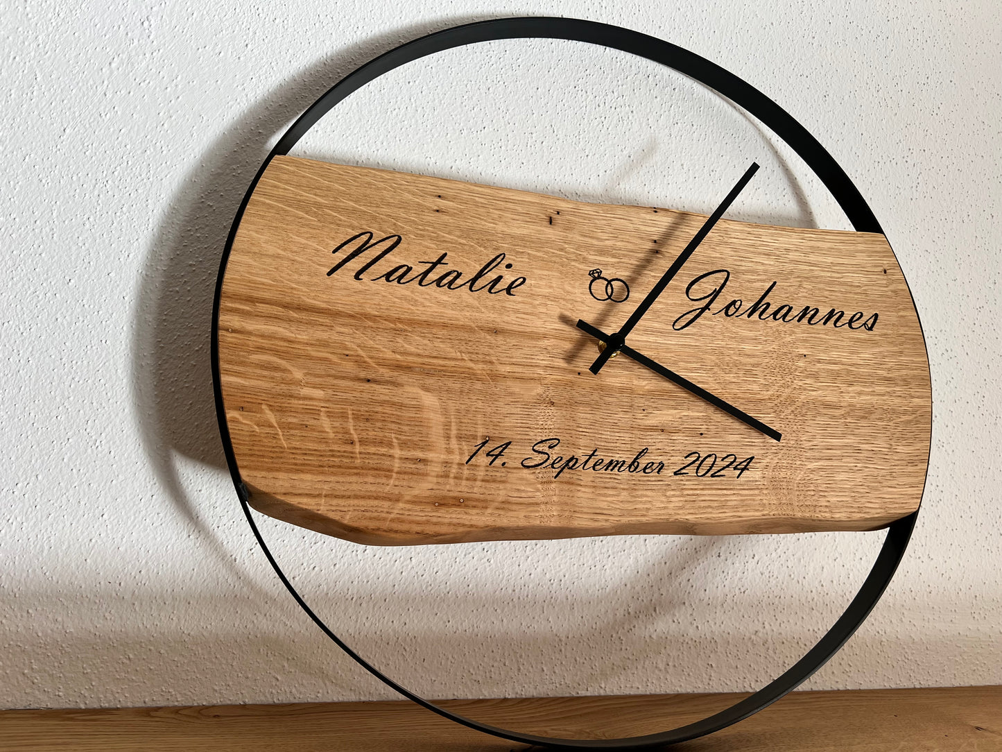 Wanduhr aus Holz graviert