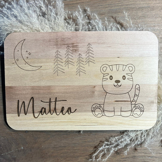 Frühstücksbrettchen personalisiert für Kinder mit einem Tigermotiv und dem Namen des Kindes graviert.