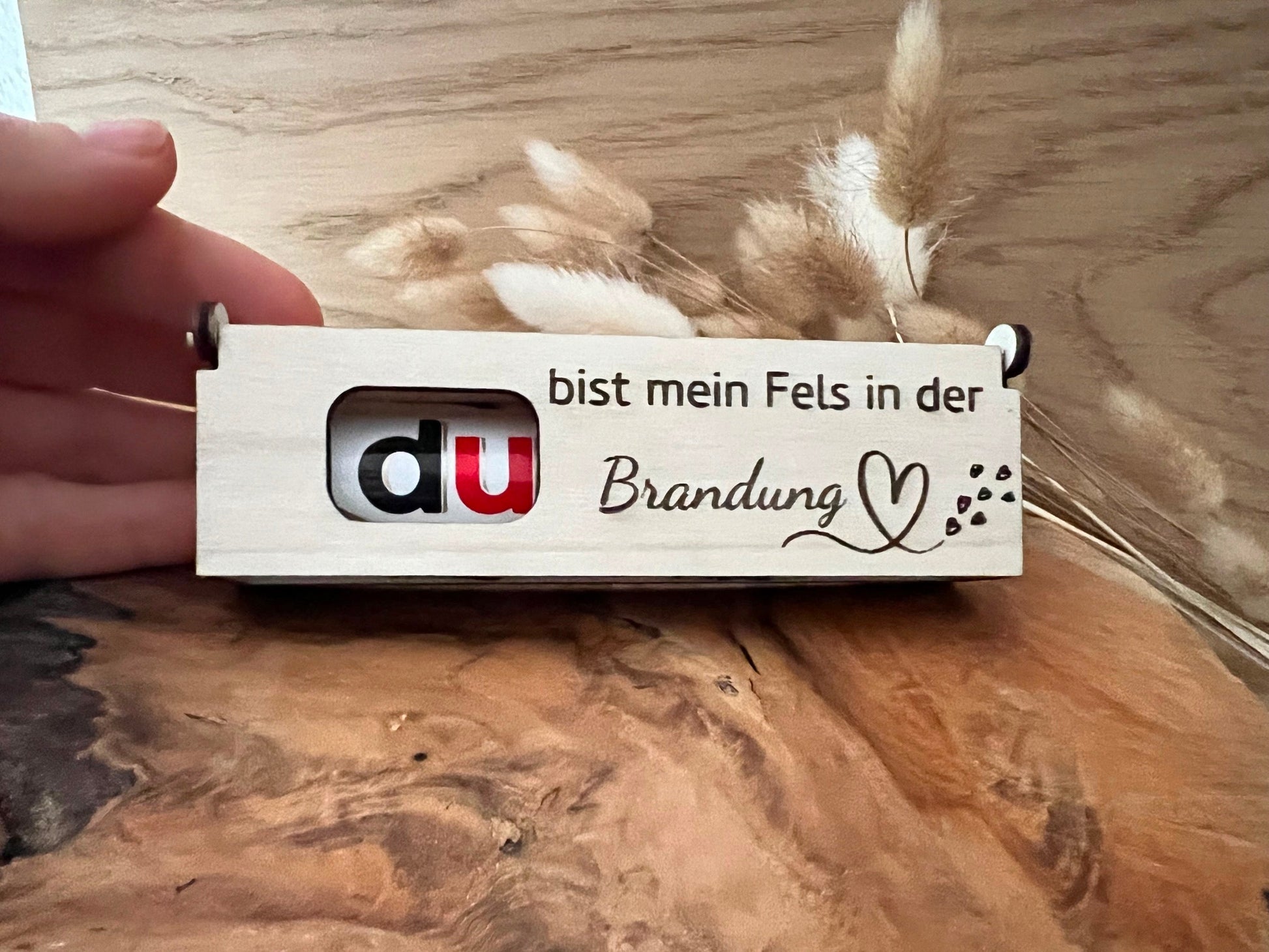 Geschenkbox aus Holz für Duplo Schokoriegel. Mit der Gravur: Du bist mein Fels in der Brandung.