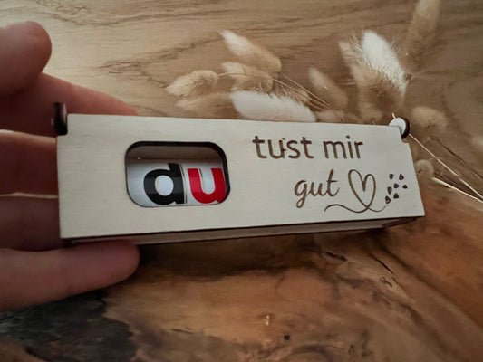 Duplo Geschenkbox aus Holz, graviert mit der Aufschrift: Du tust mir gut. Passend für Duplo Schokoriegel.