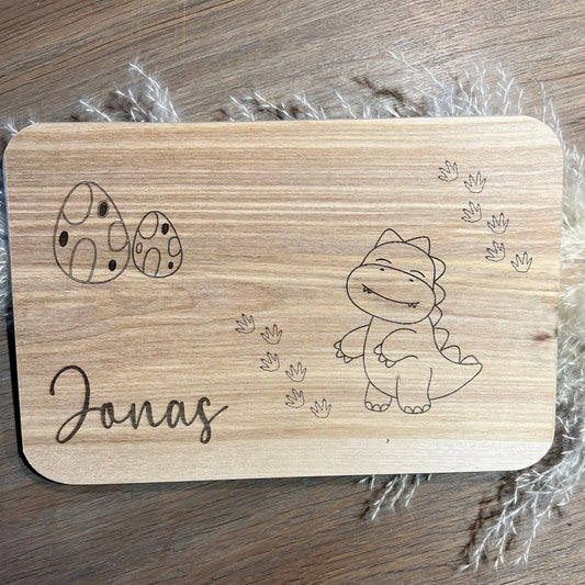 Frühstücksbrettchen personalisiert für Kinder mit Dinosaurier Motiv und Namen personalisiert.