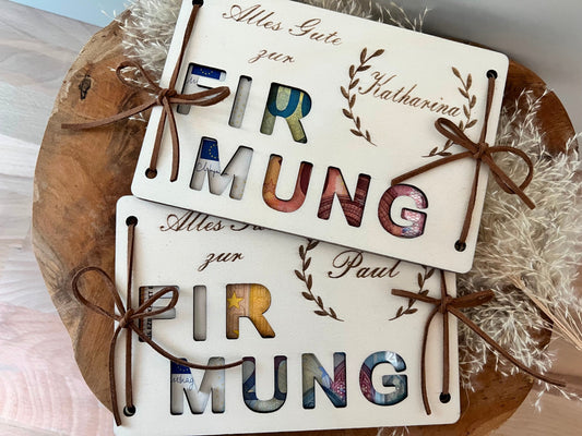 Geldgeschenk zur Firmung. Holzkarte personalisiert mit dem Namen des Firmlings. Hier wird das Wort Firmung ausgeschnitten. Das Geld wird zwischen den 2 Holzkarten gelegt. Somit scheint es durch.