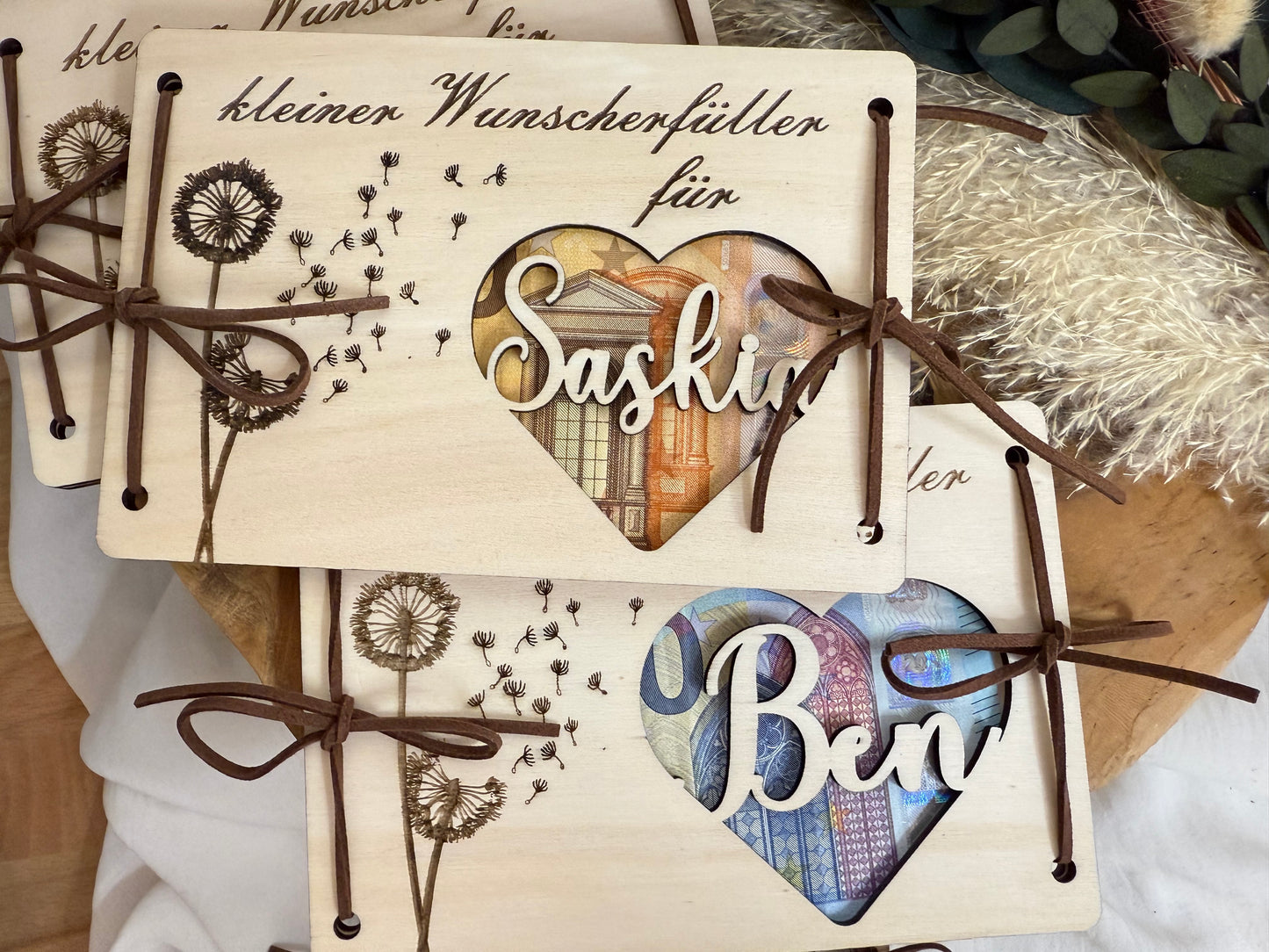 Geldgeschenkkarte aus Holz, graviert mit der Aufschrift kleiner Wunscherfüller. Das besondere, im Herz darfst du dieses Geschenk mit deinem Wunschnamen personalisieren.