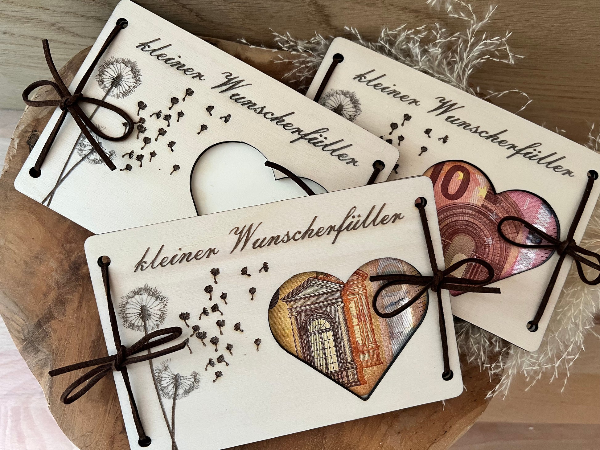 Geldgeschenk kleiner Wunscherfüller. Besonderes Geschenk für Geburtstag, Reisen, Hochzeiten oder Weihnachten. Mit dem Pusteblumen Motiv und dem ausgeschnittenen Herz wo das Geld duchscheint.