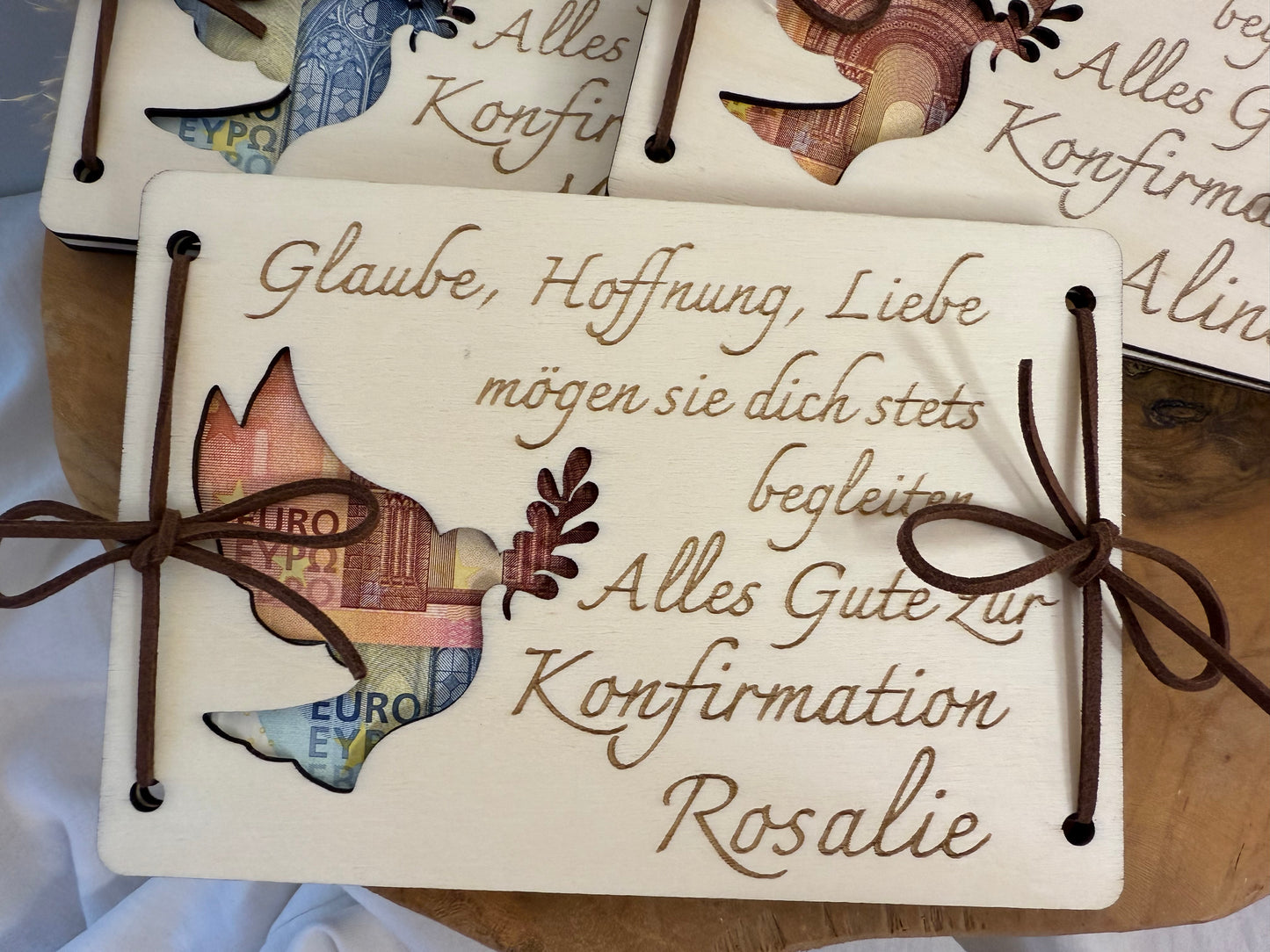 Geldgeschenkkarte aus Holz. Graviert mit Sruch und Taube ausschnitt. Gedacht als Geldgeschenk zur Konfirmation, personalisiert mit dem Namen des Kindes.