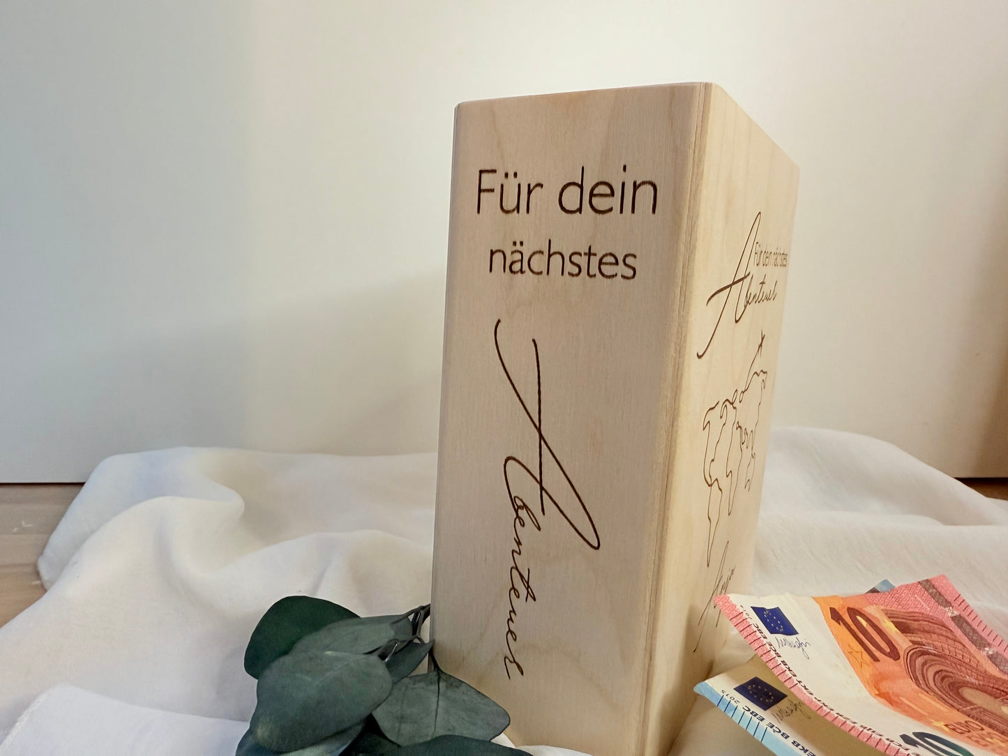 Geschenkidee für Reiseliebhaber personalisierte Spardose aus Holz in Buchform.