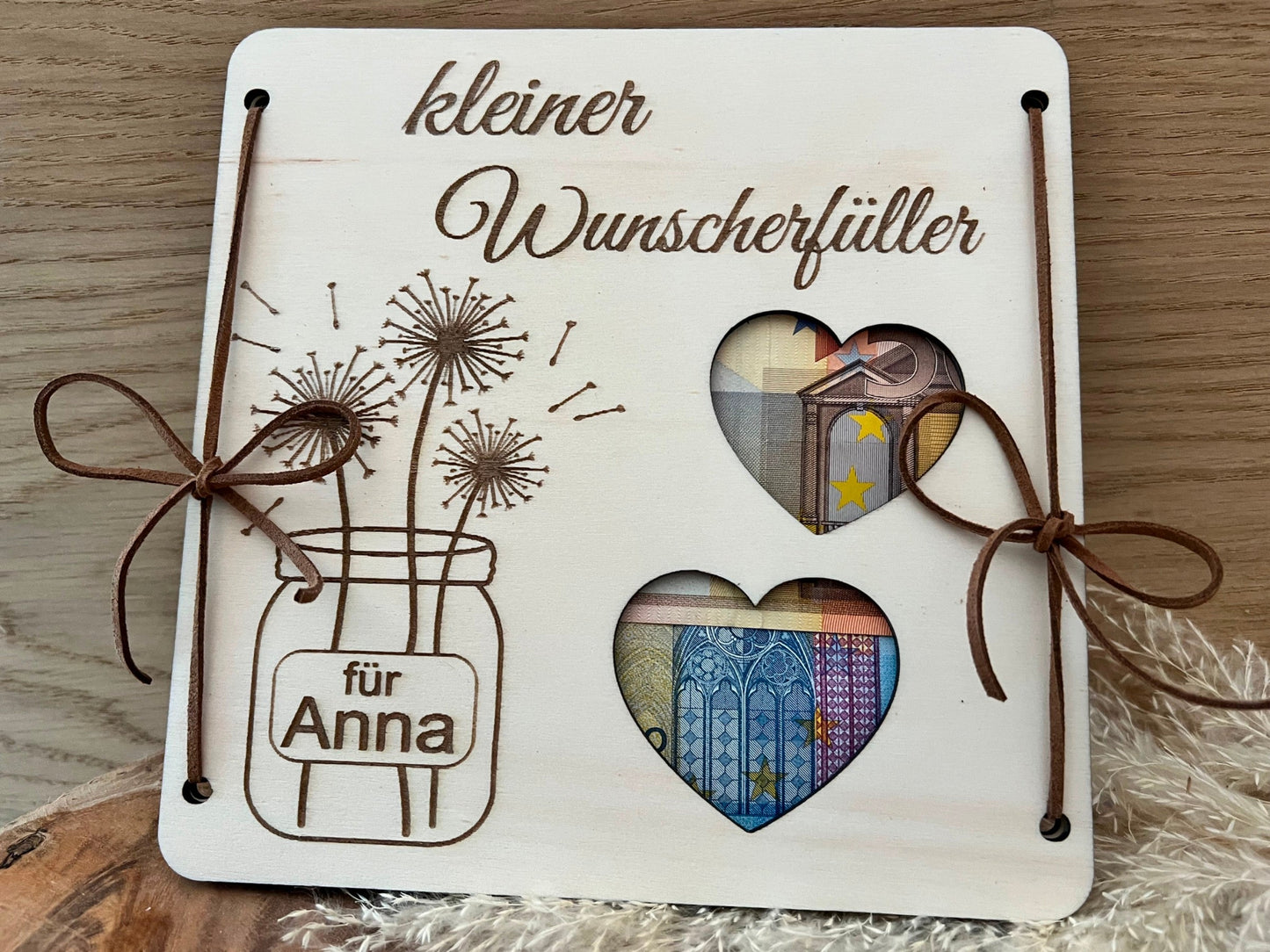 Geldgeschenk zum Geburtstag: Gravierte Holzkarten mit der Aufschrift kleiner Wunscherfüller. Dieses Geldgeschenk ist personalisierbar. Das Geldg wird zwischen den 2 Holzplatten gelegt und scheint durch die ausgeschnittenen Herzen durch.