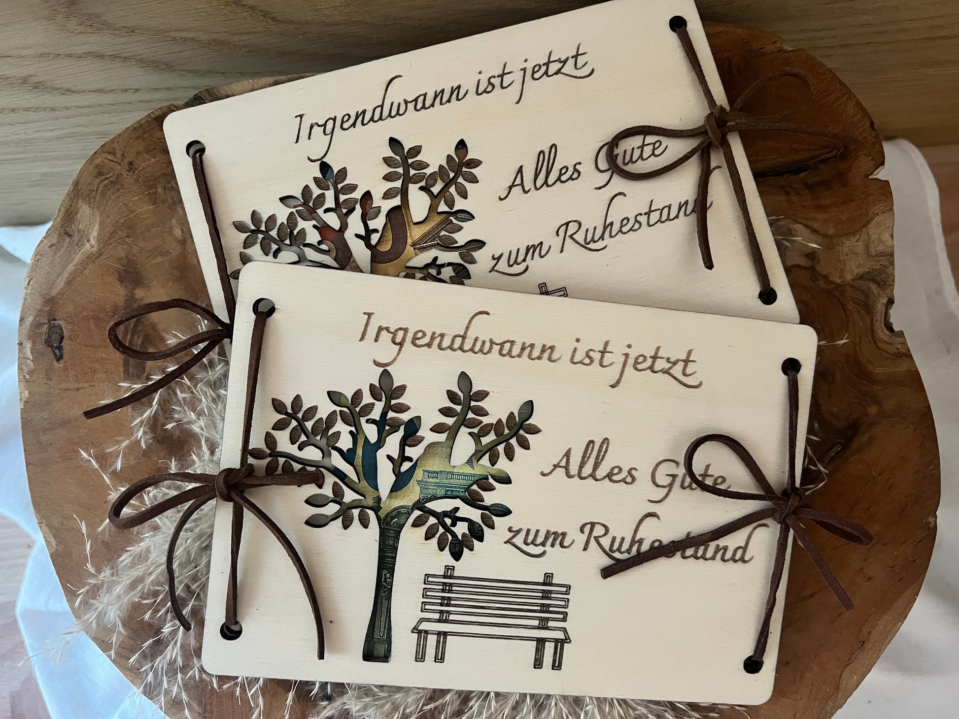 Geldgeschenk zum Ruhestand. Gravierte Holzkarten mit einem ausgeschnittenen Baum, wodurch man das eingelegt Geld sieht. Die Holzkarte hat eine größe von 16x11 cm.