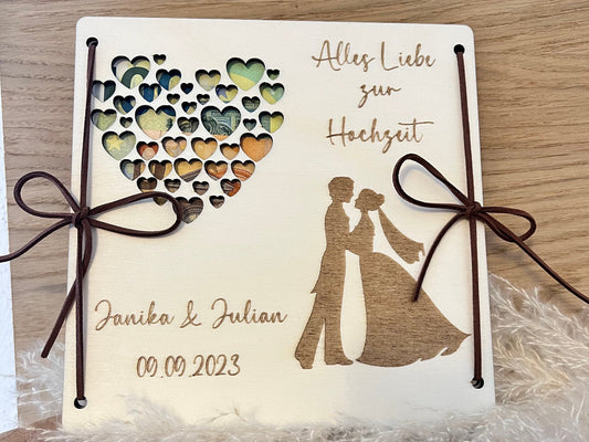 Geldgeschenk zur Hochzeit personalisiert mit den Namen des Brautpaares und das Hochzeitsdatum. Hergestellt aus hochwertigem Holz, graviert. 