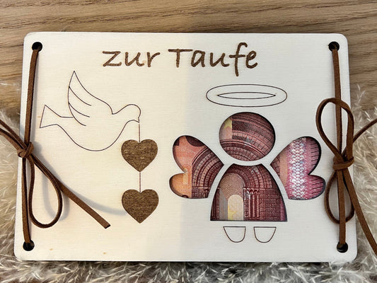 Geldgeschenk zur Taufe mit Engel und Taube Motiv. Legt man das Geld zwischen den 2 Holzkarten, scheint das Geld durch den Engel durch.