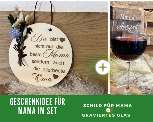 Geschenkideen für Mama. In diesem Beispiel ist es ein graviertes Holzschild mit der Aufschrift: Du bist nicht nur die beste Mama, sondern auch die allerbeste Oma. Das zweite Produkt ist ein Weinglas graviert mit Mama´s Auszeit.