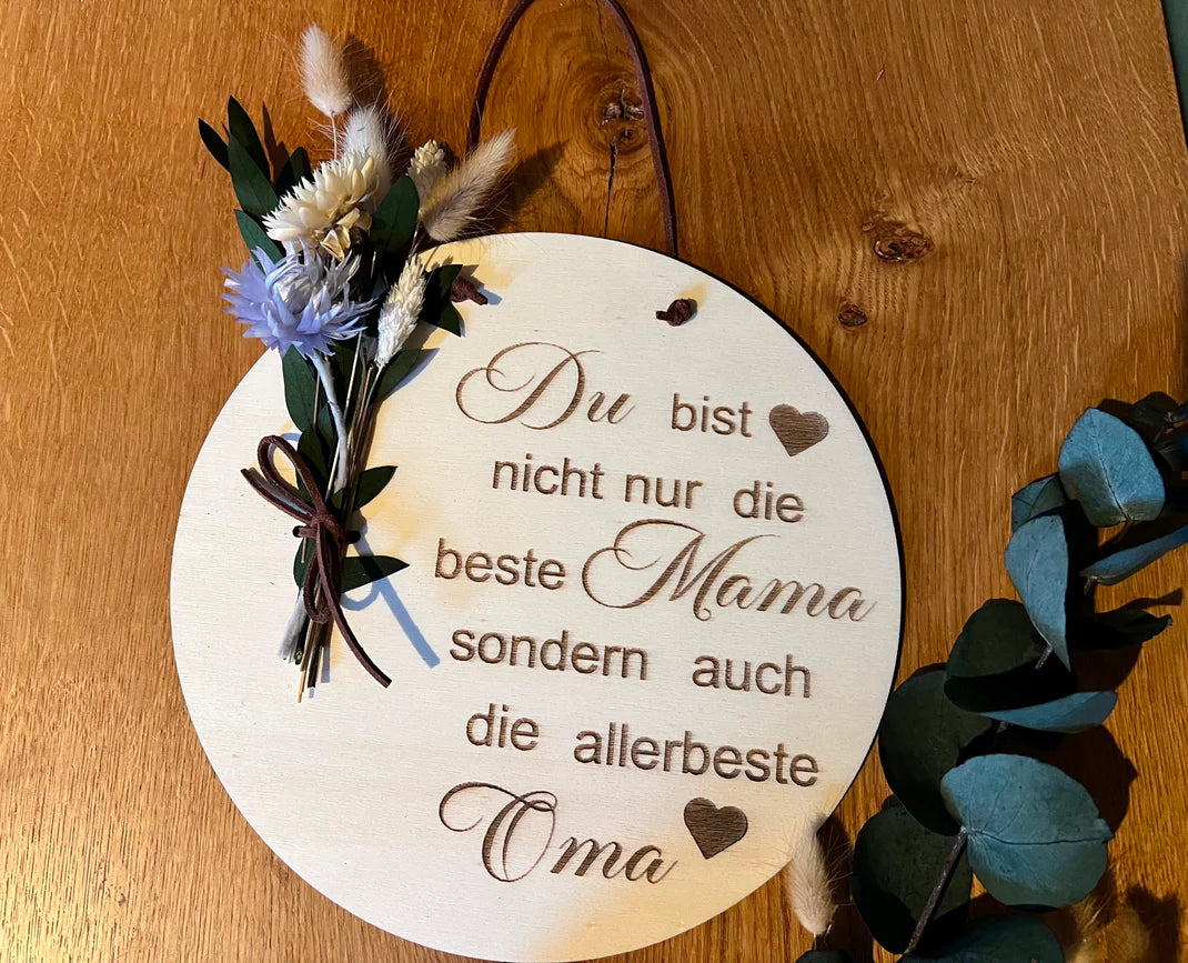 Geschenkidee zum Muttertag: Holzschild graviert mit Du bist nicht nur die beste Mama, sondern auch die allerbeste Oma.