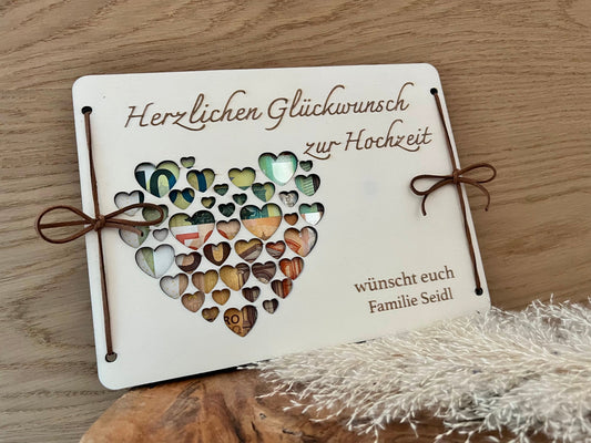 Hochzeitsgeschenk aus Holz: Hergestellt in liebevoller Handarbeit ist diese Geldgeschenk zur Hochzeit.