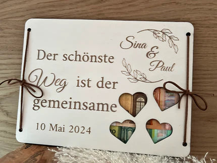 Hochzeitsgeschenk Holz: Verleihe dem schönsten Tag im Leben eines Paares eine besondere Note mit einem einzigartigen Geldgeschenk zur Hochzeit. Auf dem Foto ist eines der Geschenke aus Holz abgebildet.