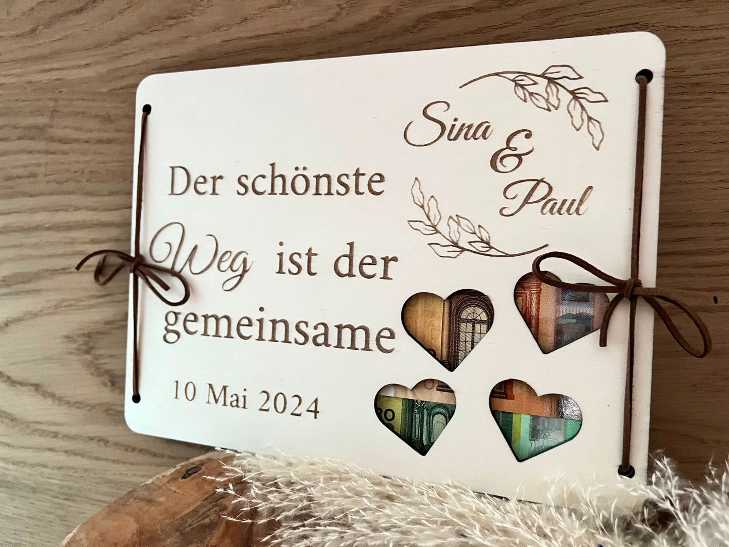 Hochzeitsgeschenk personalisiert aus Holz: Gravierte Holzplatten mit der Aufschrift der schönste Weg ist der gemeinsame. Die Namen des Brautpaares und das Hochzeitsdatum. Es ist ein Geldgeschenk zur Hochzeit.