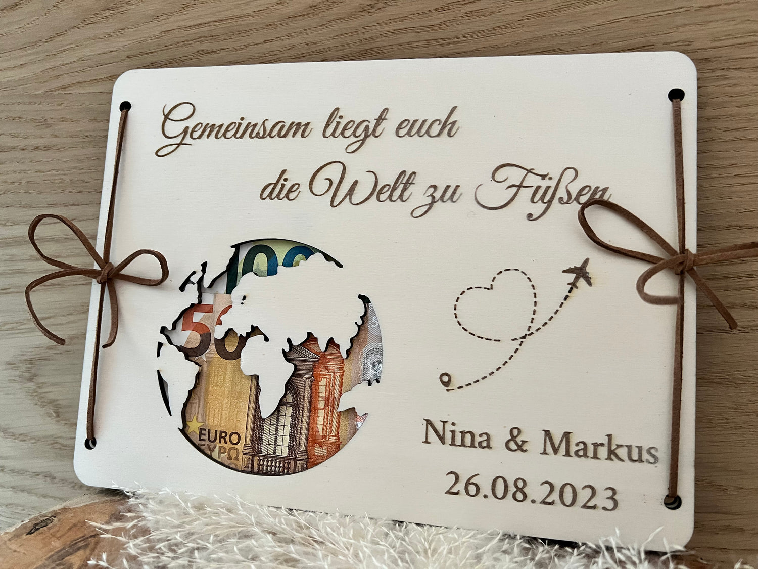 Hochzeitsgeschenk Reise Geld: Überrasche das Brautpaar mit einem individuellen Geldgeschenk für die Flitterwochen. Auf dem Foto ist eines der individuell gefertigten Geldgeschenke aus Holz abgebildet.