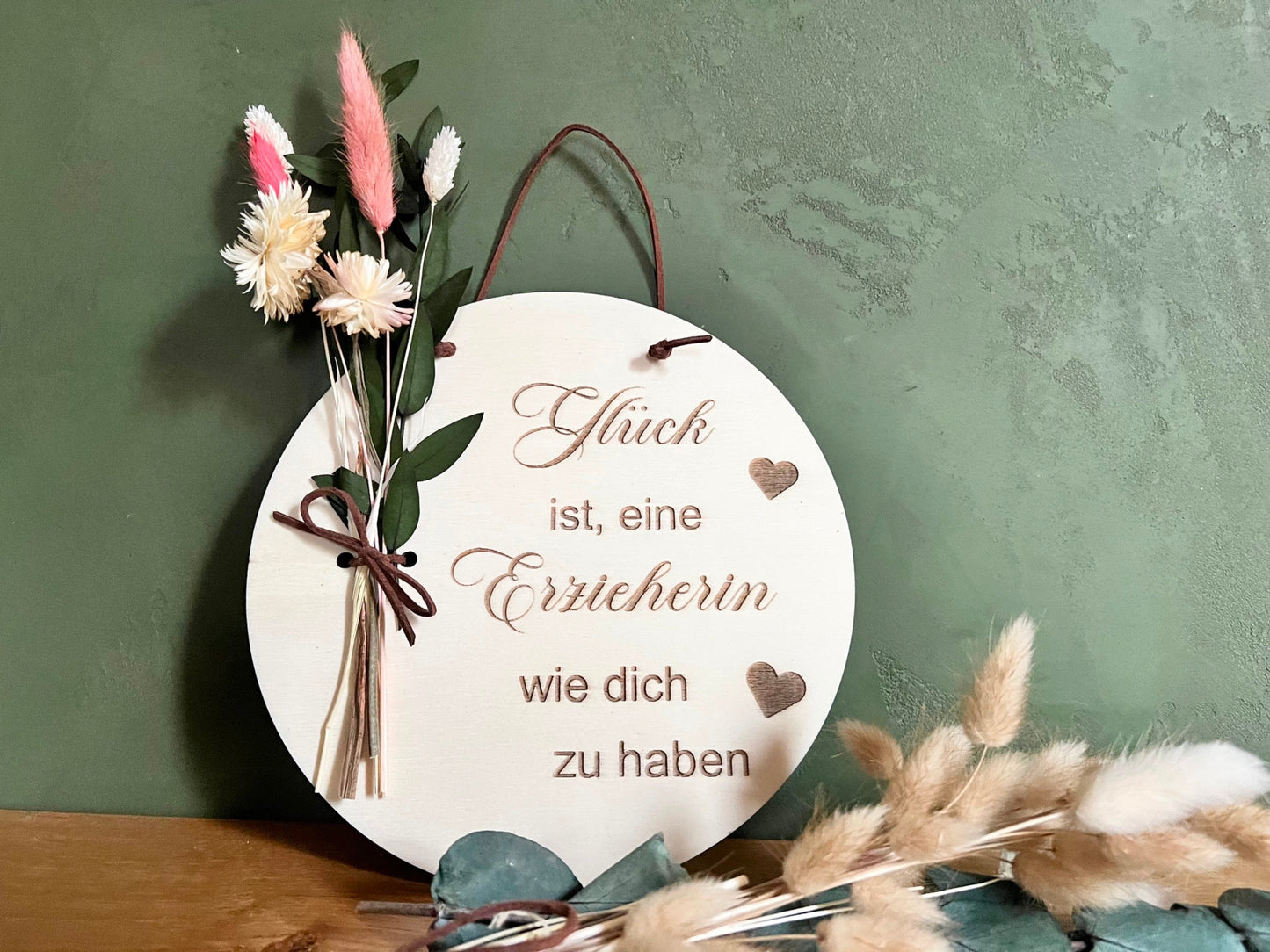 Holzschild für Erzieher, graviert mit dem Spruch Glück ist, eine Erzieherin wie dich zu haben. Besonders schön als Abschiedsgeschenk für Erzieher/innen gedacht.