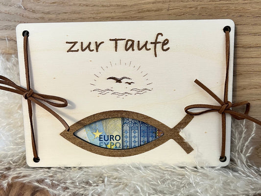 Geldgeschenk zur Taufe mit Fisch Motiv. Legt man das Geld zwischen den 2 Holzplatten, scheint das Geld durch den Fisch durch. 