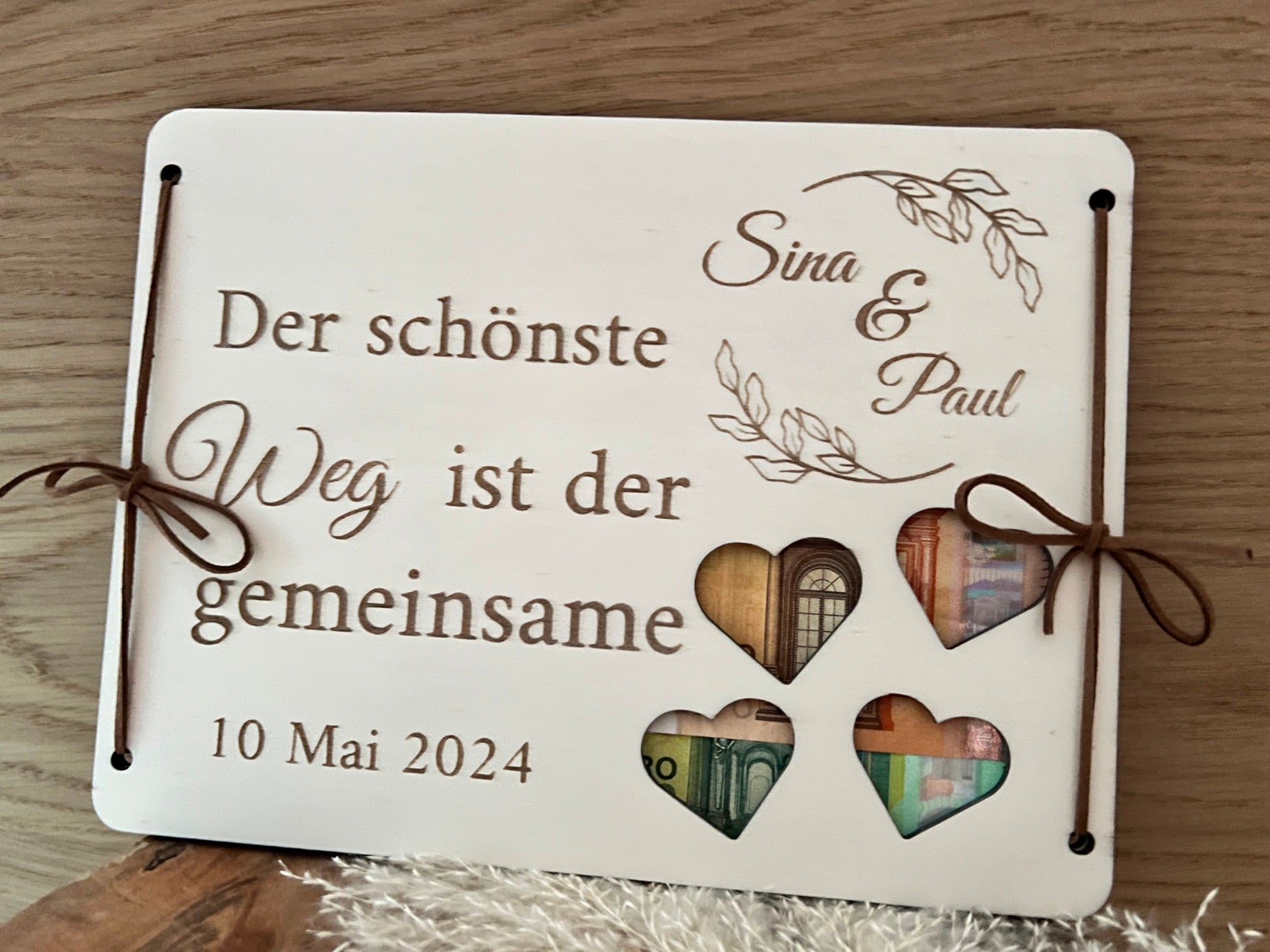 Hochzeitsgeschenk Holz: Verleihe dem schönsten Tag im Leben eines Paares eine besondere Note mit einem einhzigartigen Geldgeschenk zur Hochzeit. Auf dem Foto ist eines der Geschenke aus Holz abgebildet.