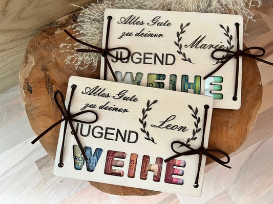 Geldgeschenk zur Jugendweihe. Gravierte Holzkarte mit der Aufschrift: Alles Gute zu deiner Jugendweihe. Personalisiert wird es mit dem Namen des Jugendweihe - Kindes. Gedacht als Geldgeschdenk.