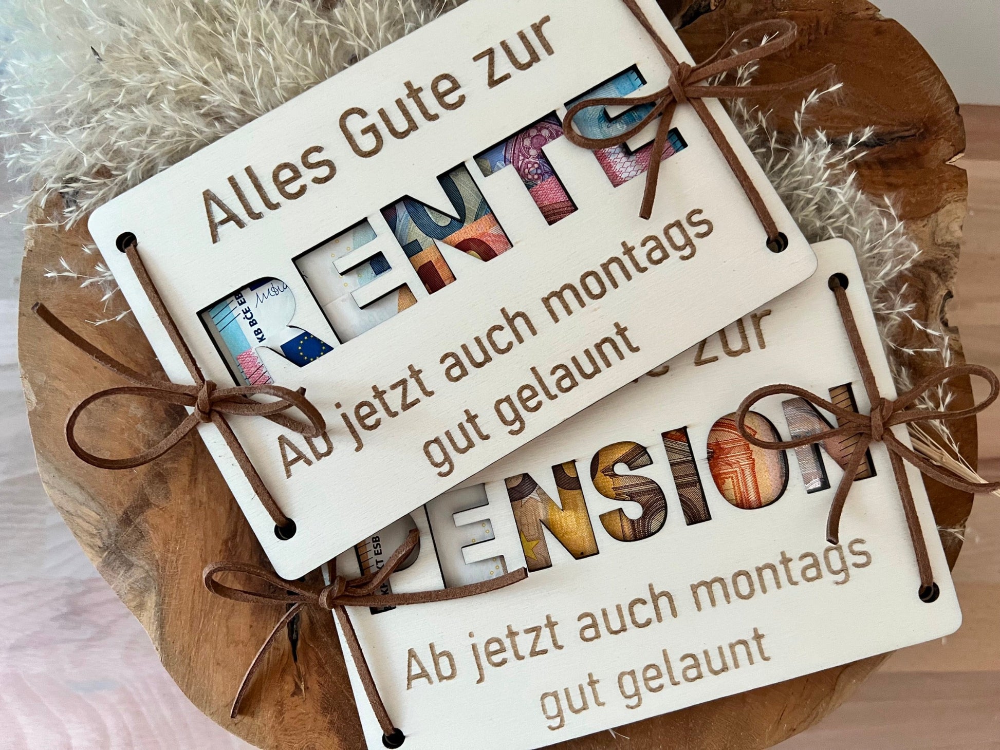 Persönliches Geschenk zur Rente für Kollegen. Holzplatte graviert für Geldgeschenk. Mit der Aufschrift: Alles Gute zur Rente/ Pension. Ab jetzt auch montags gut gelaunt. Dabei wird das Wort Rente/ Pension ausgeschnitten, damit man das Geld sieht.