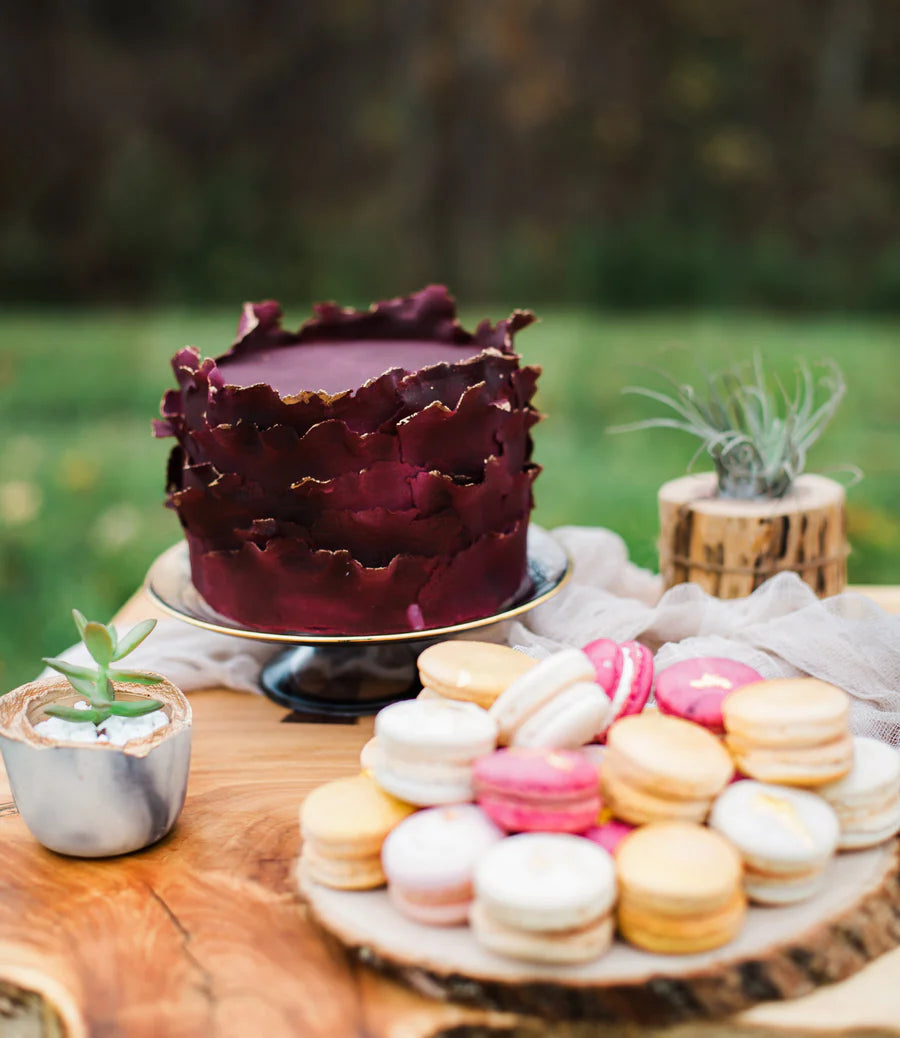 Personalisierte Geburtstagsgeschenke: Auf dem Bild ist ein Geburtstagstisch mit einer Torte abgebildet.