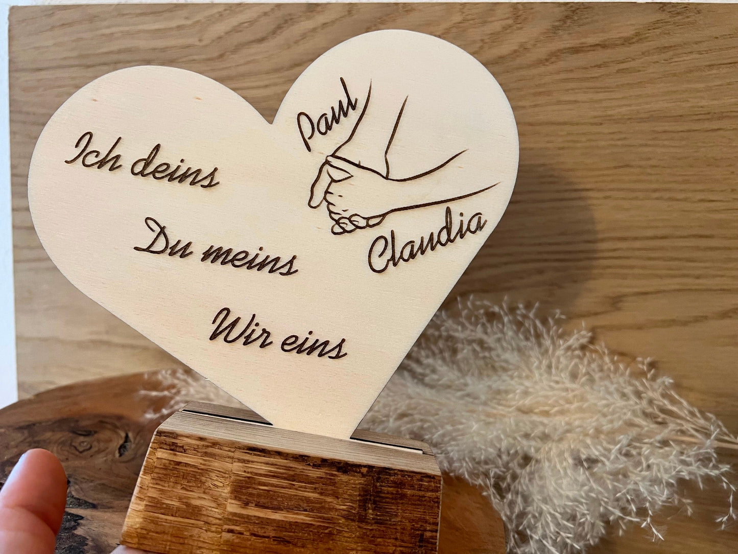 Personalisiertes Herz aus Holz mit den Wunschnamen und dem Spruch: Ich deins, du meins, wir eins. Dabei ist ein Holzständer aus Eichenholz wo das Herz hineingesteckt werden kann.