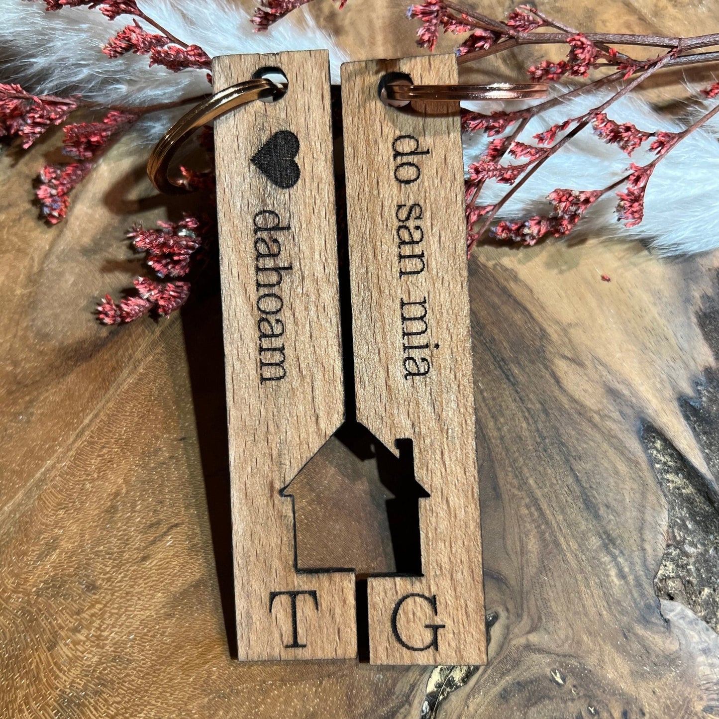 Schlüsselanhänger aus Holz, personalisiert mit den Initialen und einem Hausmotiv. Ideales Geschenk zum Einzug.