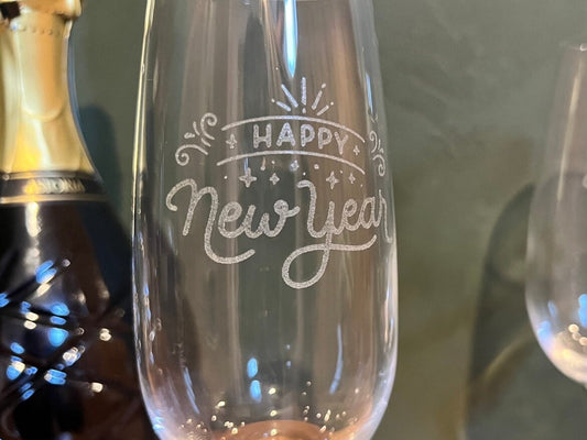 Sektglas für Neujahr. Graviertes Sektglas mit der Gravur: Happy new Year.