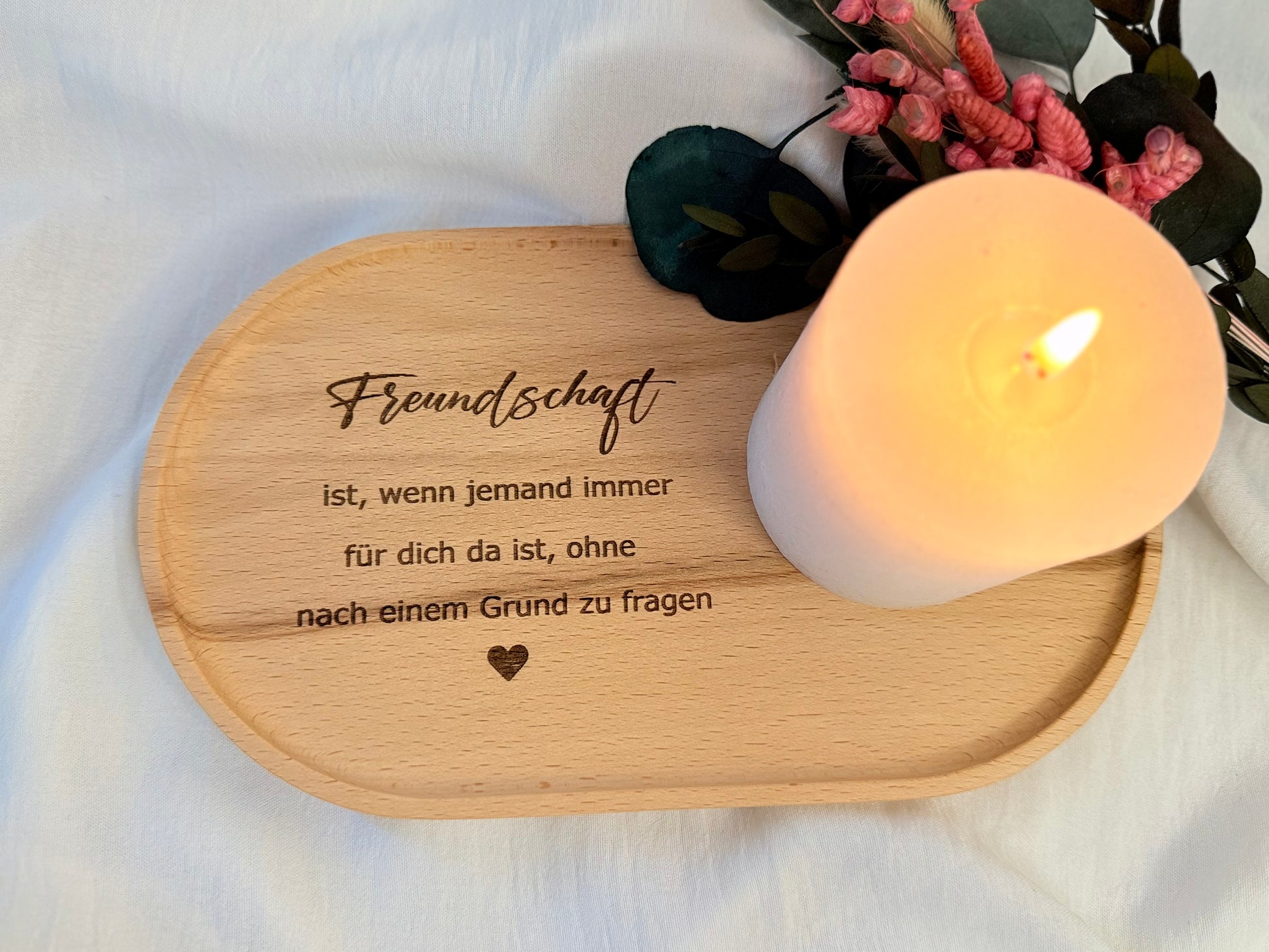 Tablett mit dem Spruch Freundschaft ist, wenn jemand immer für dich da ist, ohne nach einem Grund zu fragen. Dieses Tablett besteht aus Buchenholz und wird handgefertigt. Die Gravur wird mit einem Laser graviert. In der Größe 23x13cm.