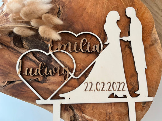 Tortenstecker für Hochzeitstorte, personalisiert. Gefertigt aus Holz, graviert mit den Namen des Brautpaares und das Hochzeitsdatum.