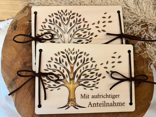 Trauerkarte mit aufrichtiger Anteilnahme. Gedacht als Geldgeschenk. Holzkarten haben eine Größe von 16x11 cm. Es ist ein handgefertigtes Produkt, graviert mit dem Spruch mit aufrichtiger Anteilnahme und Geldfach.