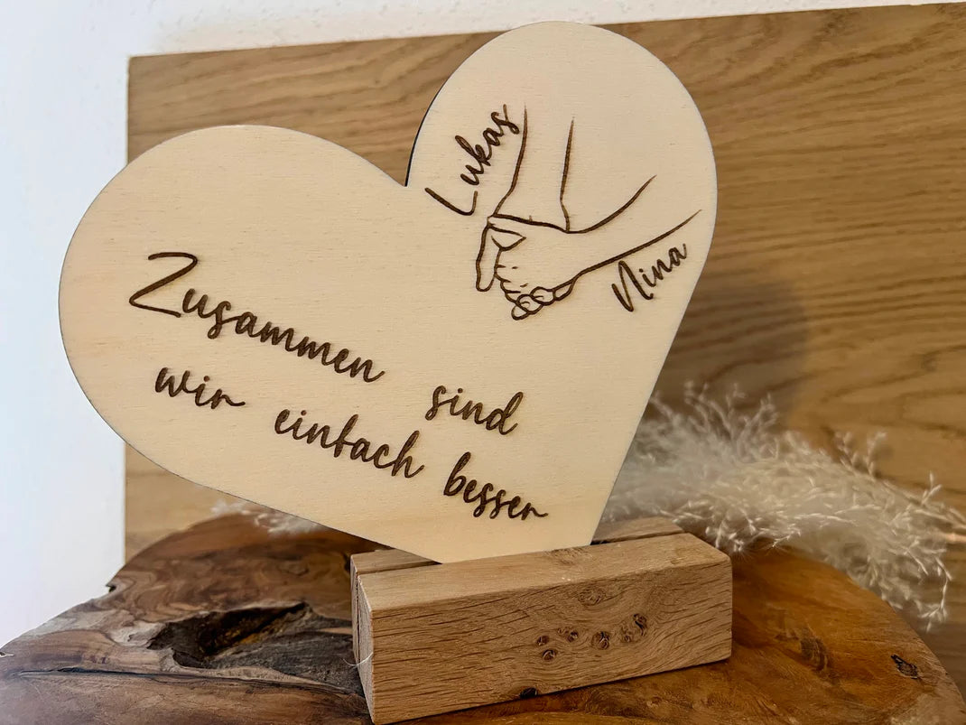 Geschenkidee zum Valentinstag. Graviertes Herz mit Namen des Paares graviert und dem Spruch: Zusammen sind wir einfach besser.