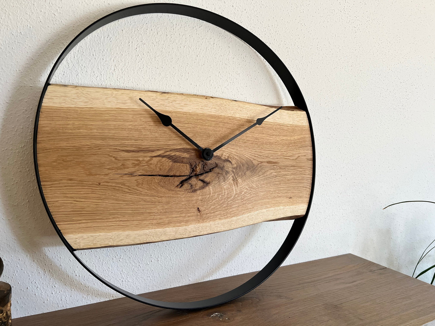 Wanduhr aus massivem Eichenholz. Mit Stahlring. 50 cm Durchmesser, gefertigt in Handarbeit.