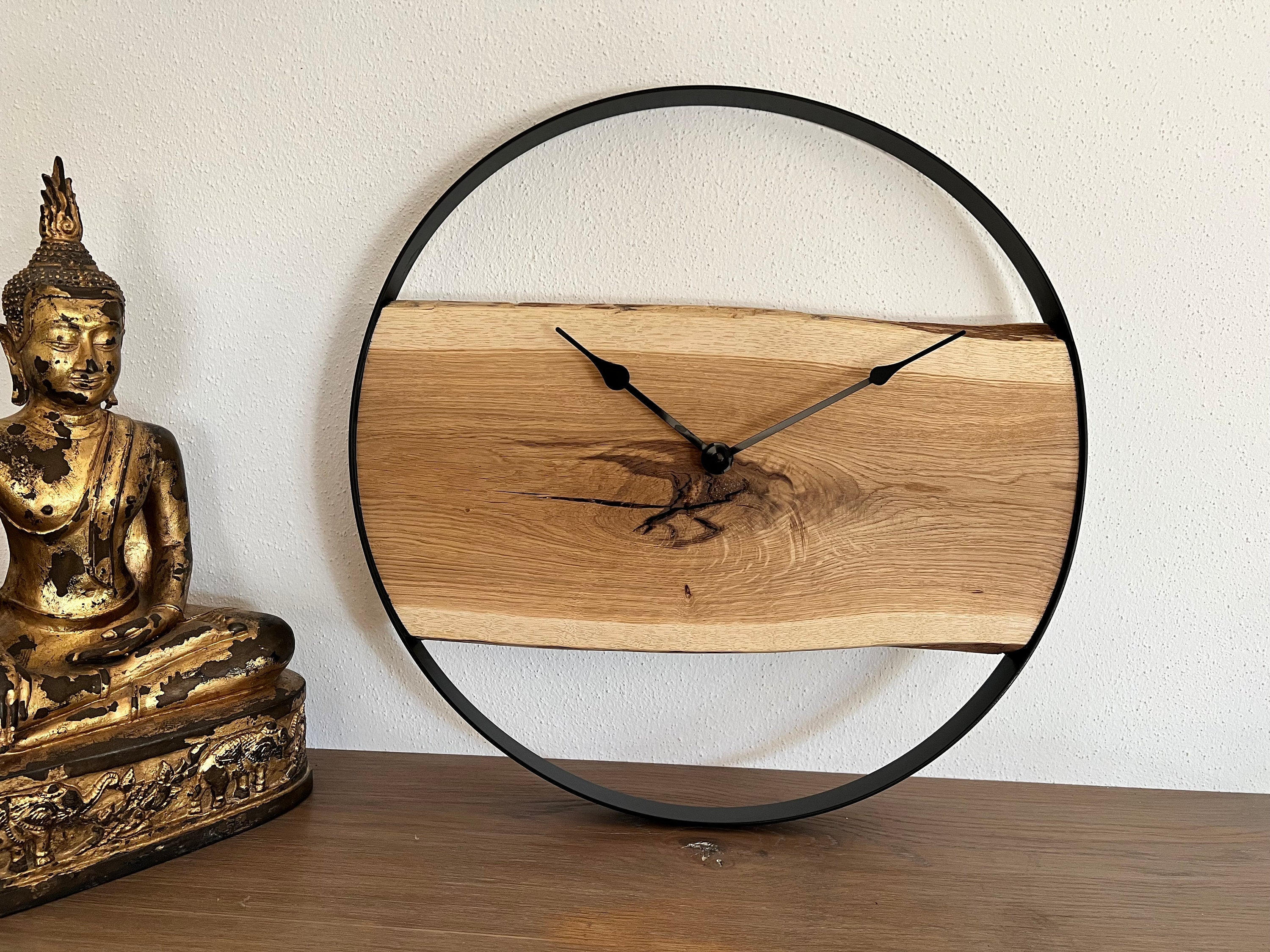 Wanduhr mit massivem Eichenholz und schwarzem Stahlring in 50cm Durchmesser. Hergestellt in präziser Handarbeit.