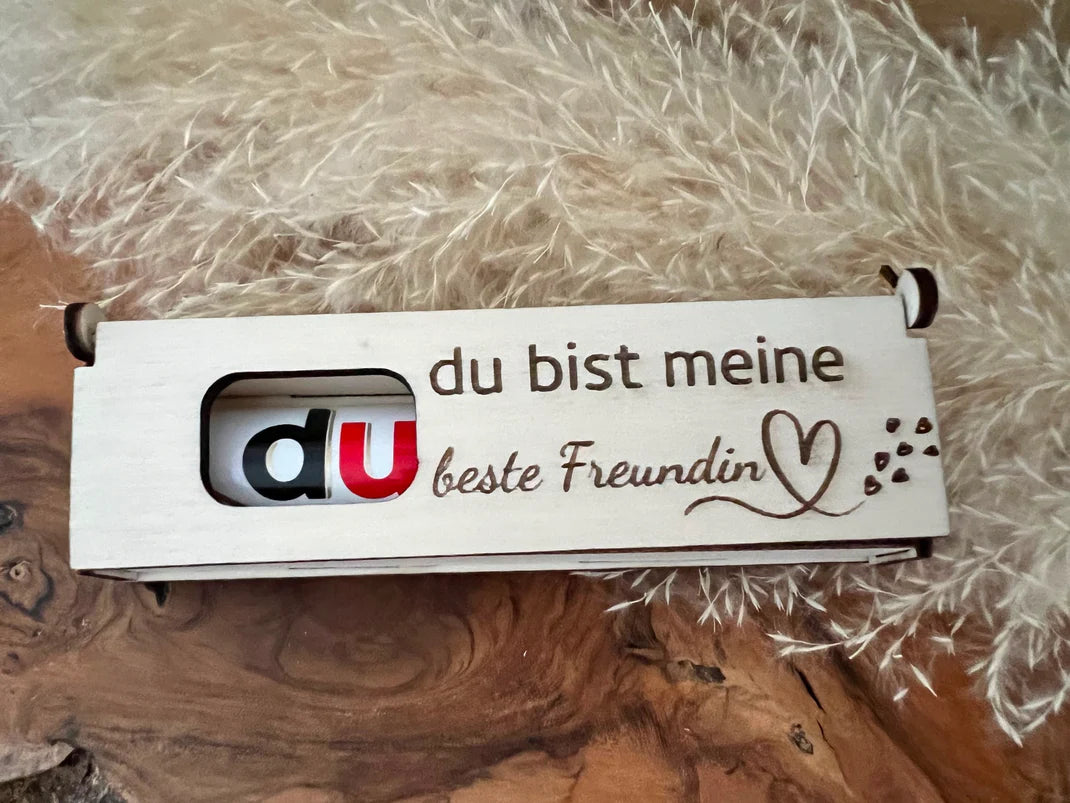 Weihnachtsgeschenke für die beste Freundin: Duplo Geschenkbox aus Holz graviert mit dem schönen Spruch du bist meine beste Freundin. Passend für Duplo Schokoriegel.