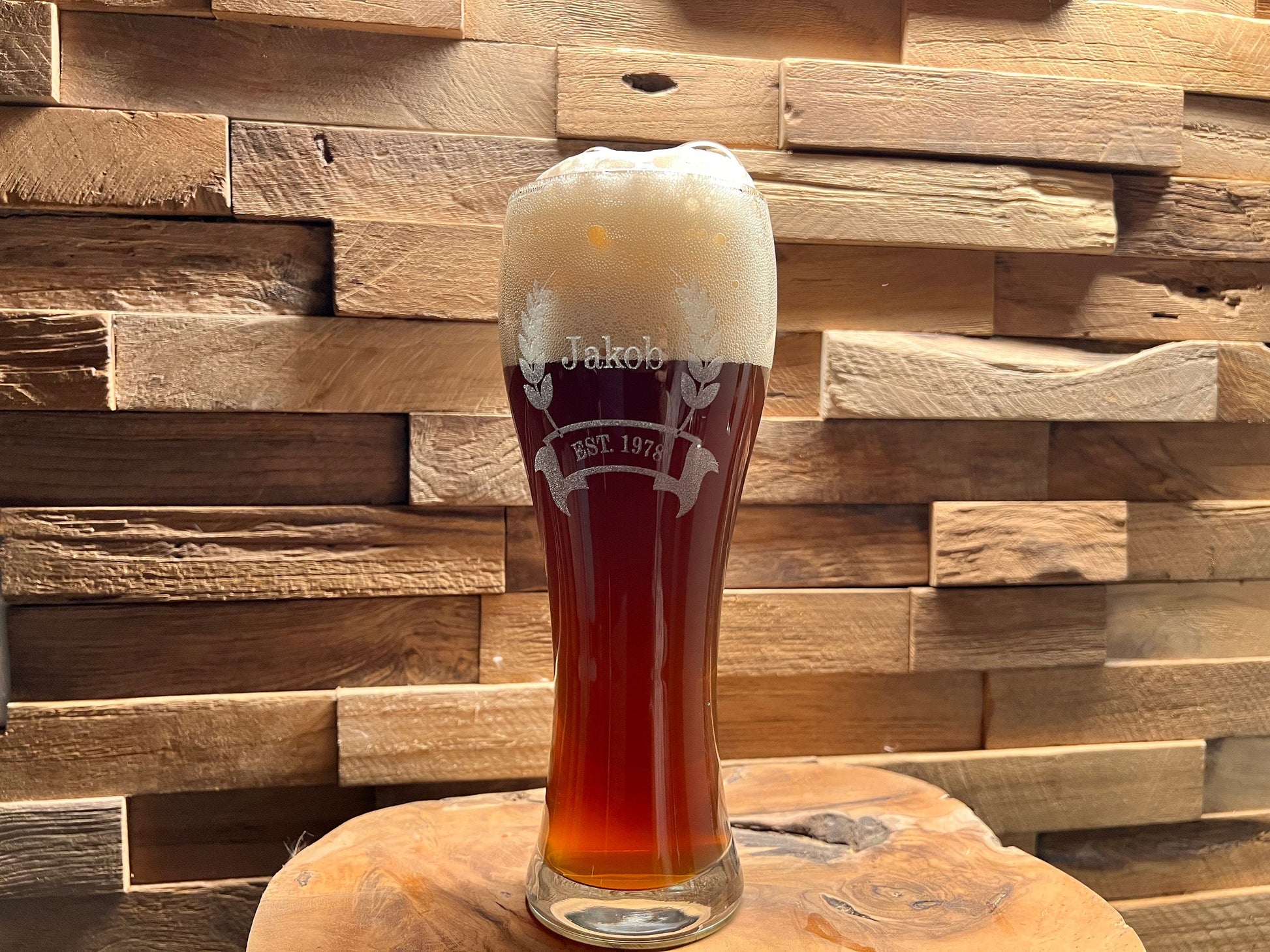 Weißbierglas personalisiert mit Namen und Geburtsjahr. Präzise Graviert.